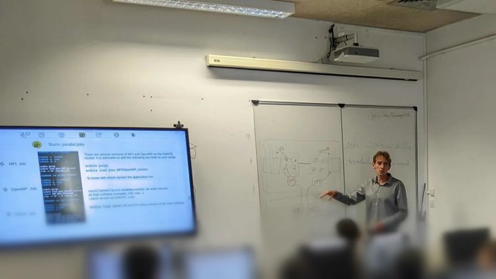 Frédérick Douchet au tableau pendant une formation HPC NEOTECKNO